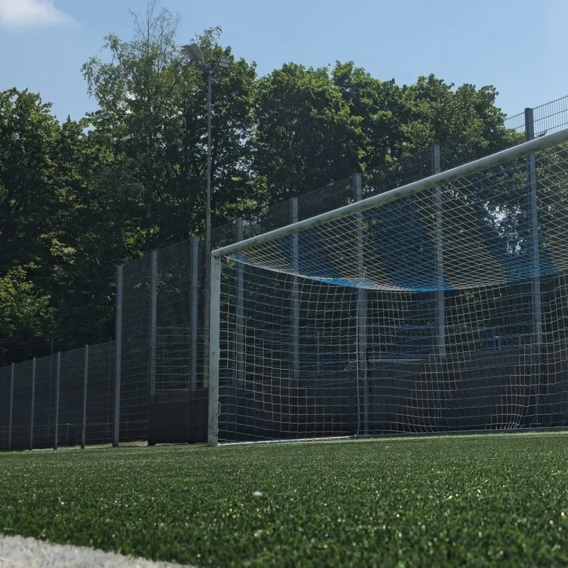 MOTEA Sportpark Pernze - Spielfeld und Umgebung